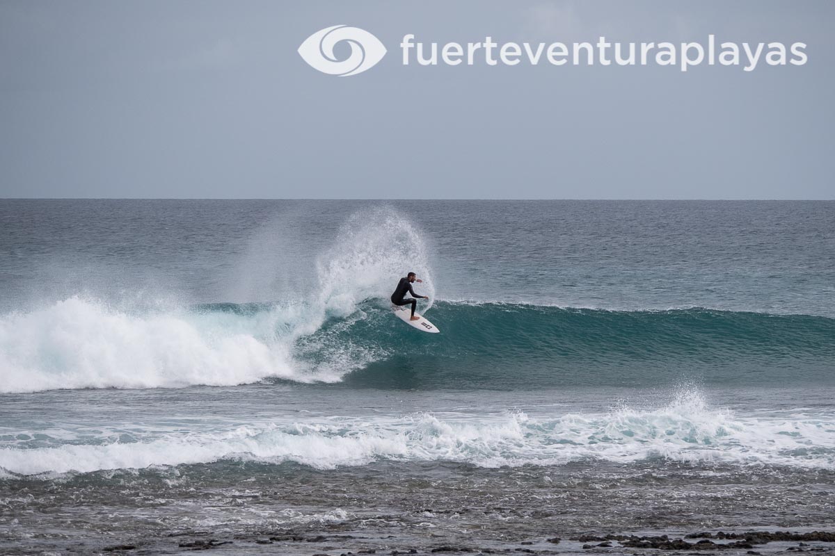 Glass Beach Surf Spot, avec ses eaux cristallines et ses vagues idéales pour les amateurs de surf.