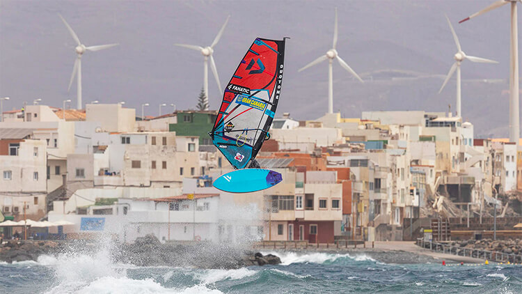 Explore the thrilling world of windsurfing and wing foiling with the Pozo Izquierdo live webcam.