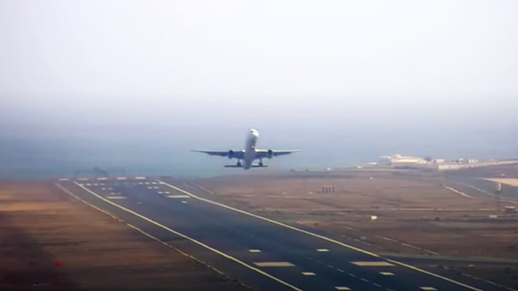 Experience Lanzarote Airport in real-time: An advanced live webcam capturing every takeoff and landing moment.