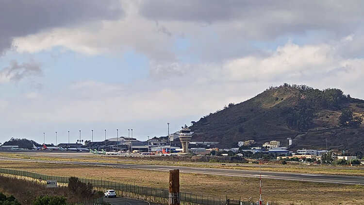 Vista en directo por webcam de los aviones que despegan y aterrizan en el aeropuerto Tenerife Norte, en las Islas Canarias.