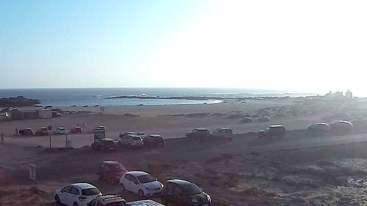 Live webcam view of El Cotillo La Concha, showcasing the crystal-clear waters and sandy shores of Fuerteventura's renowned lagoon beach.