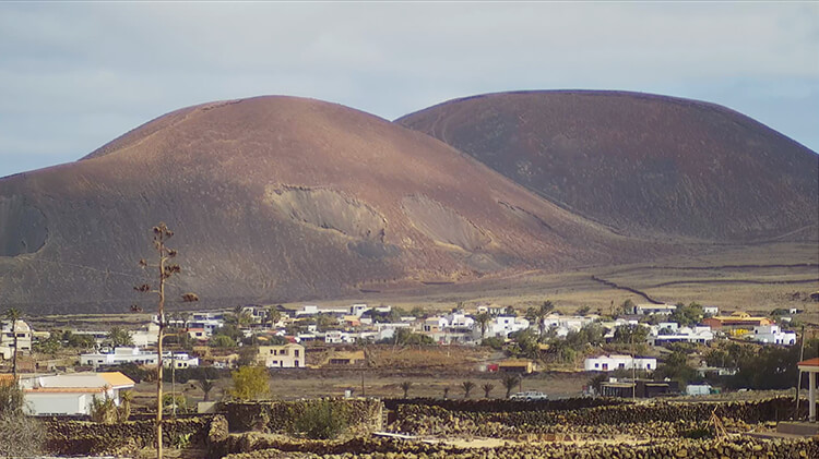 Vista panorámica del volcán Lajares Calderón Hondo, captada por la webcam en directo, que muestra su majestuosa silueta con el extenso paisaje de Fuerteventura como telón de fondo.