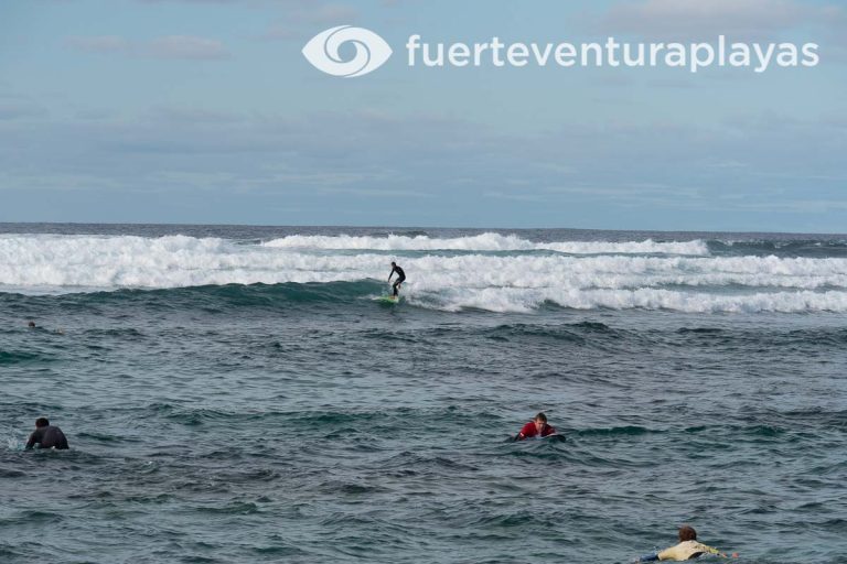 Surf en Punta Blanca, un gran spot de surf con rompientes de arrecife situado en la costa norte de Fuerteventura. Ideal para surfistas de todos los niveles.