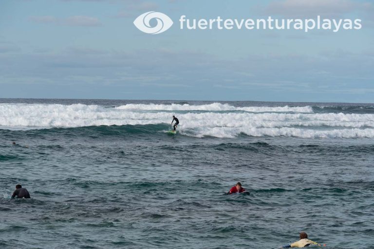 Surf à Punta Blanca, un superbe spot de reef-break situé sur la côte nord de Fuerteventura. Idéal pour les surfeurs de tous niveaux.