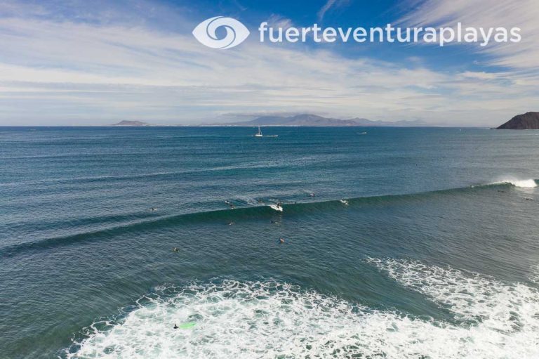 Surf en Rocky Point, también conocida como Punta Elena, en la bahía de Corralejo, al noreste de Fuerteventura.
