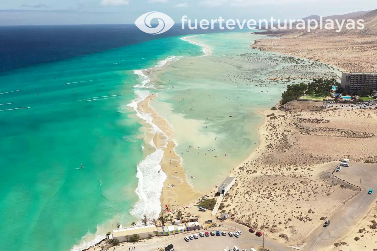 Sotavento, également connue sous le nom de Playa de la Barca, est un véritable paradis pour le kitesurf, la planche à voile et le wing foiling, situé dans le sud de Fuerteventura.