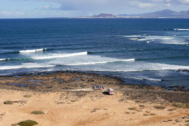 El spot de surf Caleta adentro, también conocido como La Caleta, está situado en la costa norte de Fuerteventura.