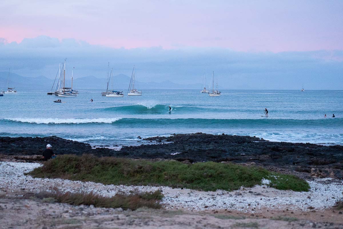 Surf en la playa de Waikiki en Corralejo, Fuerteventura.