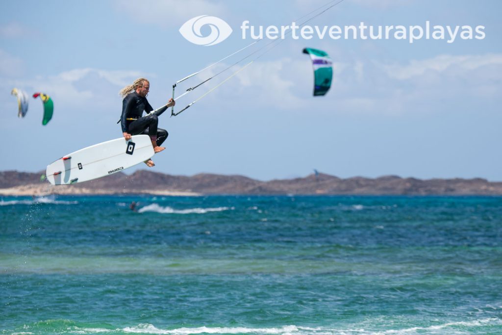 Kitesurfing in Flag Beach, the main kitesurf spot in Fuerteventura, located in Corralejo.