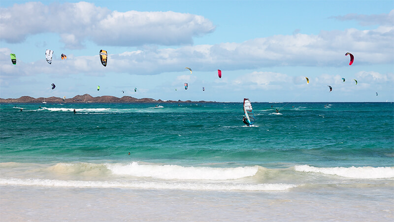 Explore the thrilling world of surfing, kitesurfing and wing foiling with the Corralejo LineUp live webcam.