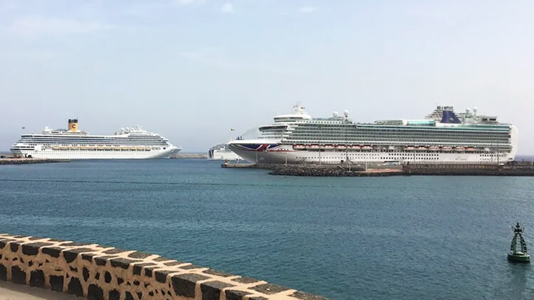Vista desde la Webcam en directo de Marina Lanzarote captando cruceros llegando y saliendo en el corazón del puerto de Arrecife".